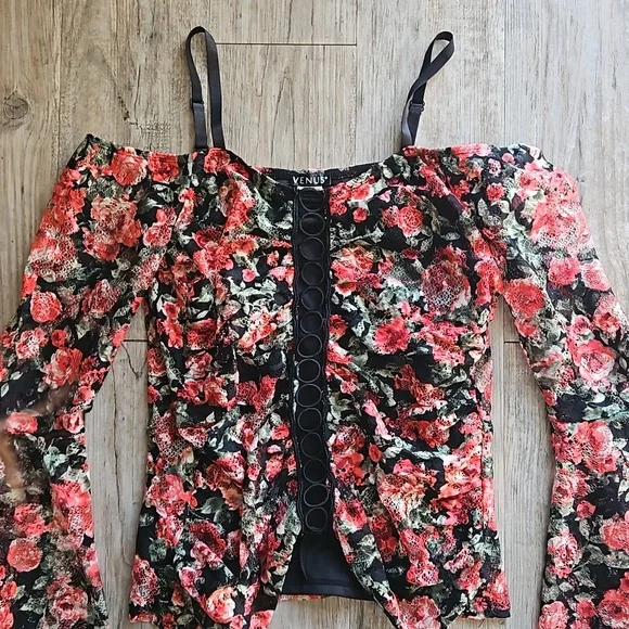 NWOT - VENUS - Lace Bell Sleeve Spaghetti Strap Blouse - Picture 2 of 5